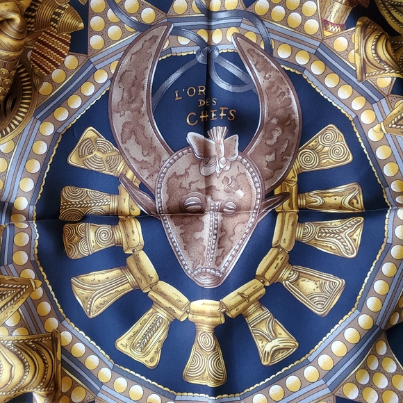 Hermès L'or Des Chefs/ The Gold of the Chiefs Silk Scarf - Picture 3 of 10